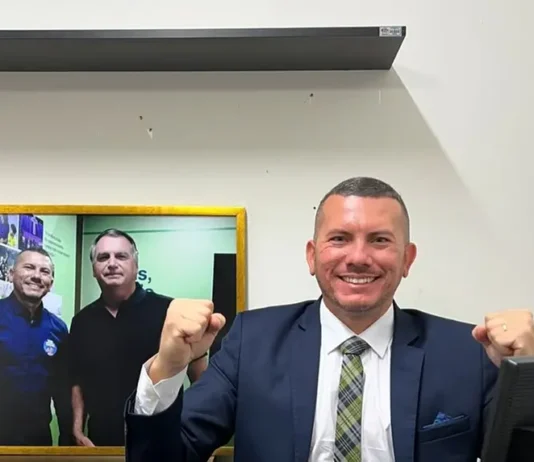 Após exoneração de esposa, Tancredo endurece discurso contra gestão Naumi e ameaça “oposição pesada”