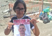 “Feitiço contra o feiticeiro”: plaquinhas chegam a Caucaia e atingem Tancredo Santos aliado de André Fernandes