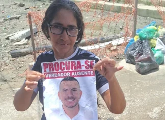 “Feitiço contra o feiticeiro”: plaquinhas chegam a Caucaia e atingem Tancredo Santos aliado de André Fernandes