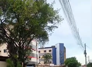 Rua no Icaraí vira “lagoa” após desgaste do asfalto e moradores denunciam abandono na orla de Caucaia