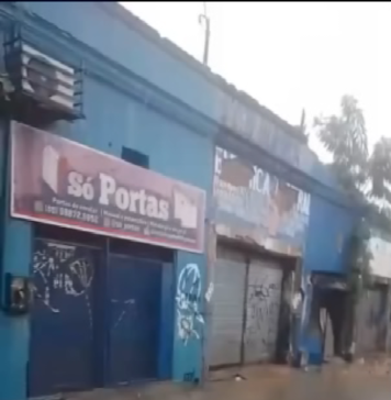 Marquise desaba no Centro de Fortaleza e Defesa Civil interdita 11 imóveis comerciais