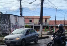 Esgoto estourado e buracos agravam situação na principal via da Nova Metrópole, em Caucaia