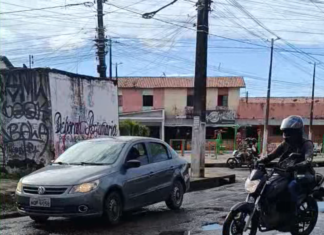 Esgoto estourado e buracos agravam situação na principal via da Nova Metrópole, em Caucaia