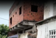 Árvore cai sobre muro de residência e assusta moradores no bairro Monte Castelo, em Fortaleza