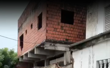 Árvore cai sobre muro de residência e assusta moradores no bairro Monte Castelo, em Fortaleza