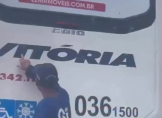 No meio do trânsito, pai transforma letreiro de ônibus em aula e emociona nas redes