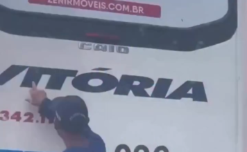 No meio do trânsito, pai transforma letreiro de ônibus em aula e emociona nas redes