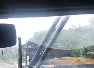 Colisão entre motocicleta e caminhão deixa trânsito lento na Avenida Mister Hull, principal ligação entre Caucaia e Fortaleza