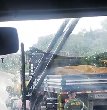 Colisão entre motocicleta e caminhão deixa trânsito lento na Avenida Mister Hull, principal ligação entre Caucaia e Fortaleza