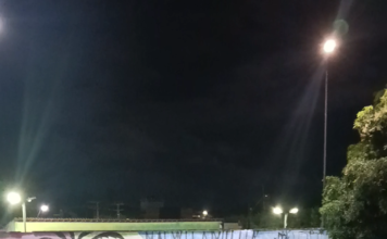 Sem manutenção, anfiteatro vira lagoa após chuvas e expõe descaso no Centro de Caucaia