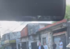 “Mesmo buraco que ele fechou com concreto, agora veio reclamar”, diz morador ao mostrar vereador Tancredo na Dom Almeida Lustosa