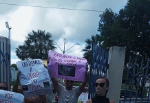 Moradores protestam em frente à Câmara de Maracanaú e cobram saneamento, pavimentação e fim dos alagamentos