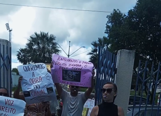 Moradores protestam em frente à Câmara de Maracanaú e cobram saneamento, pavimentação e fim dos alagamentos