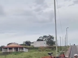 Ataque de fúria termina com bicicleta arremessada de ponte e assusta pedestres em Mulungu