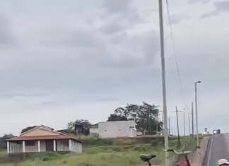 Ataque de fúria termina com bicicleta arremessada de ponte e assusta pedestres em Mulungu