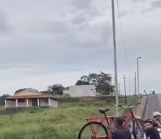 Ataque de fúria termina com bicicleta arremessada de ponte e assusta pedestres em Mulungu