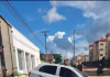 Carro cai em cratera na Avenida Brasil e moradores denunciam abandono no Parque das Nações, em Caucaia