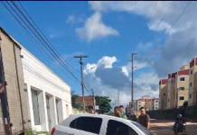 Carro cai em cratera na Avenida Brasil e moradores denunciam abandono no Parque das Nações, em Caucaia