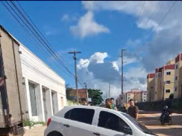 Carro cai em cratera na Avenida Brasil e moradores denunciam abandono no Parque das Nações, em Caucaia