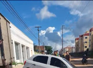 Carro cai em cratera na Avenida Brasil e moradores denunciam abandono no Parque das Nações, em Caucaia