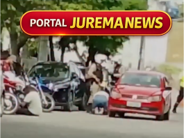 Motorista se ajoelha e implora para PM não apreender carro usado em transporte clandestino em Minas Gerais