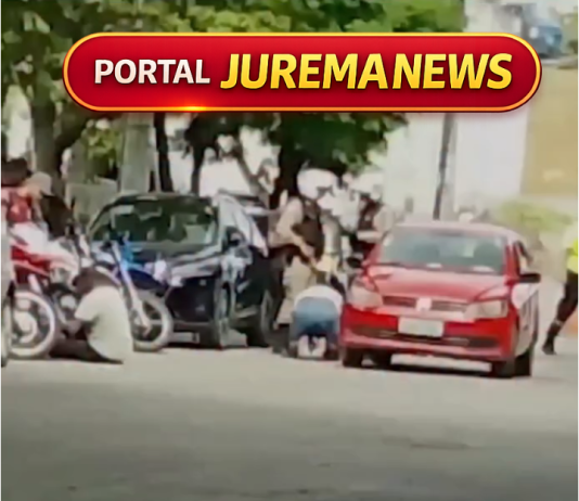 Motorista se ajoelha e implora para PM não apreender carro usado em transporte clandestino em Minas Gerais