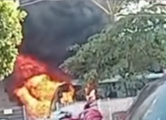 Micro-ônibus pega fogo na Avenida Bezerra de Menezes, em Fortaleza