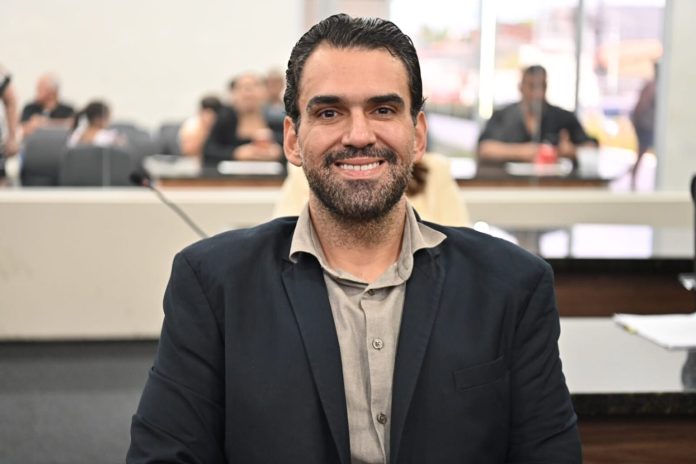 Vereador Rodrigo Amorim solicita pavimentação, iluminação pública e drenagem para bairros de Caucaia