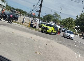 Acidente entre motocicleta e carro é registrado no cruzamento da Avenida Dom Almeida Lustosa com a BR-222, em Caucaia Acidente entre motocicleta e carro é registrado no cruzamento da Avenida Dom Almeida Lustosa com a BR-222, em Caucaia