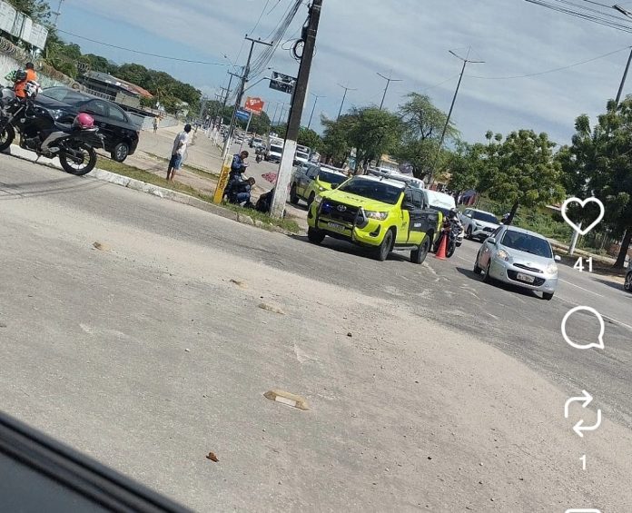 Acidente entre motocicleta e carro é registrado no cruzamento da Avenida Dom Almeida Lustosa com a BR-222, em Caucaia Acidente entre motocicleta e carro é registrado no cruzamento da Avenida Dom Almeida Lustosa com a BR-222, em Caucaia