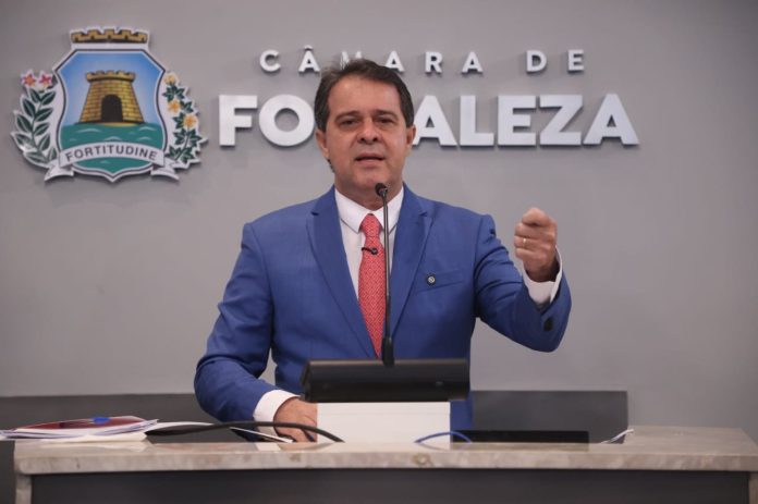 Terceirizados denunciam atraso de salários e benefícios e cobram solução da Prefeitura de Fortaleza Terceirizados denunciam atraso de salários e benefícios e cobram solução da Prefeitura de Fortaleza