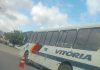Moto fica presa sob ônibus e é arrastada após acidente na Rodovia Estruturante, em Caucaia Moto fica presa sob ônibus e é arrastada após acidente na Rodovia Estruturante, em Caucaia