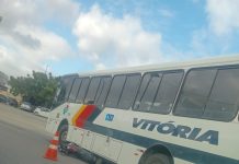 Moto fica presa sob ônibus e é arrastada após acidente na Rodovia Estruturante, em Caucaia Moto fica presa sob ônibus e é arrastada após acidente na Rodovia Estruturante, em Caucaia