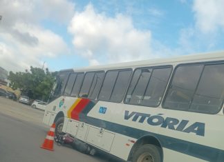 Moto fica presa sob ônibus e é arrastada após acidente na Rodovia Estruturante, em Caucaia Moto fica presa sob ônibus e é arrastada após acidente na Rodovia Estruturante, em Caucaia