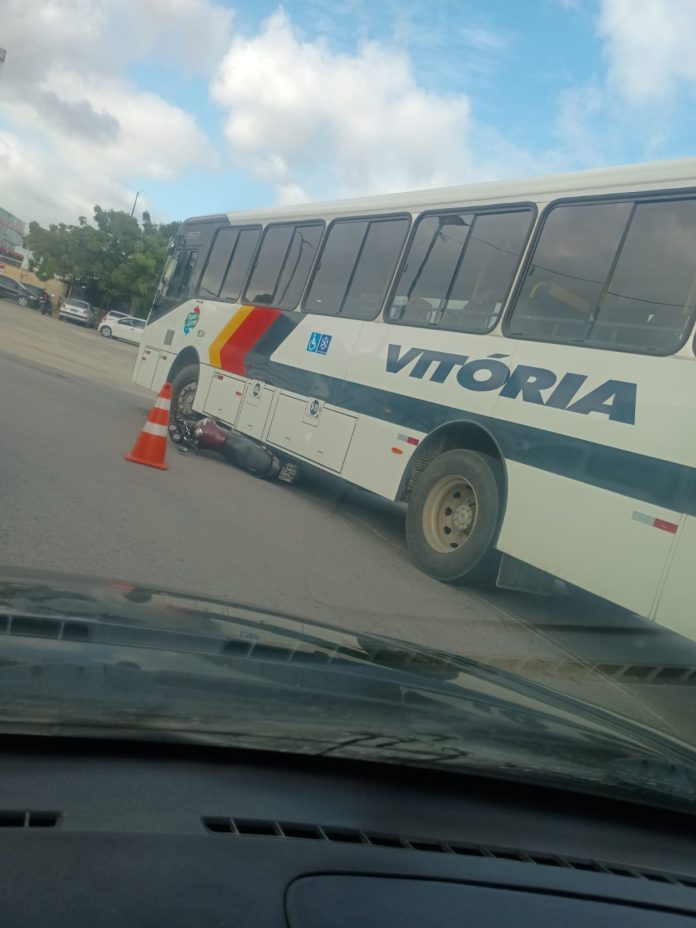 Moto fica presa sob ônibus e é arrastada após acidente na Rodovia Estruturante, em Caucaia