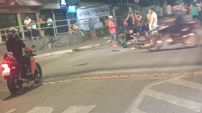 Carro avança preferencial e colide com motocicleta no Centro de Caucaia