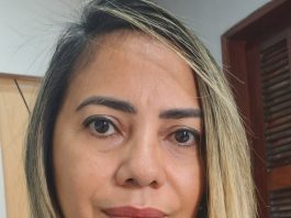 ECA completa 36 anos e reforça um compromisso que é de todos Por Marise Pinto Conselheira Tutelar – Conselho Tutelar III Litoral de Caucaia Em 13 de julho de 2026, o Estatuto da Criança e do Adolescente (ECA) completa 36 anos. Instituído pela Lei nº 8.069/1990, o Estatuto representou uma mudança histórica na forma como o Brasil passou a enxergar crianças e adolescentes: não mais como objetos de tutela, mas como sujeitos de direitos, merecedores de proteção integral e prioridade absoluta. Ao longo dessas mais de três décadas, o ECA consolidou princípios fundamentais para a garantia dos direitos da infância. Fortaleceu políticas públicas, impulsionou a criação e consolidação dos Conselhos Tutelares, estimulou a atuação integrada entre saúde, educação, assistência social, segurança pública e sistema de justiça, além de estabelecer mecanismos para o enfrentamento da negligência, da violência, da exploração sexual, do trabalho infantil e de outras formas de violação de direitos. Os avanços são inegáveis. No entanto, a realidade ainda impõe desafios que não podem ser ignorados. Casos de violência extrema contra crianças e adolescentes continuam a mobilizar o país, provocando indignação e exigindo respostas das instituições públicas. É justamente nesses momentos que se torna necessário esclarecer o papel de cada órgão da Rede de Proteção. O Conselho Tutelar exerce uma função essencial na aplicação das medidas de proteção previstas no Estatuto, sempre que toma conhecimento de situações de ameaça ou violação de direitos. Já a investigação de crimes é competência das autoridades policiais, cabendo ao Ministério Público e ao Poder Judiciário a responsabilização dos autores, conforme suas atribuições legais. Nenhuma instituição, entretanto, consegue proteger uma criança sozinha. A proteção integral prevista no ECA depende da atuação articulada entre família, escola, serviços de saúde, assistência social, segurança pública, Ministério Público, Poder Judiciário e toda a sociedade. Essa integração é o que torna possível identificar riscos, interromper ciclos de violência e garantir atendimento adequado às vítimas. Infelizmente, ainda é comum que situações de violência permaneçam ocultas por medo, omissão ou pela falsa crença de que se trata de um problema exclusivamente familiar. Em muitos casos, vizinhos, parentes, profissionais da educação ou da saúde percebem sinais de maus-tratos, mas a comunicação aos órgãos competentes ocorre apenas quando a violência já atingiu consequências irreversíveis. A proteção da infância não pode começar após uma tragédia. A denúncia responsável e realizada em tempo oportuno permite que a Rede de Proteção atue preventivamente, reduzindo riscos e preservando vidas. Mais do que um ato de cidadania, denunciar é um compromisso com a garantia dos direitos de crianças e adolescentes. Celebrar os 36 anos do ECA é reconhecer os avanços conquistados, mas também compreender que a efetividade da lei depende do comprometimento permanente de toda a sociedade. Não basta possuir uma legislação moderna e reconhecida internacionalmente; é preciso transformá-la em ações concretas, políticas públicas eficientes e uma rede de proteção fortalecida. O Estatuto da Criança e do Adolescente continua sendo um dos maiores instrumentos de defesa da infância no Brasil. Seu verdadeiro significado, porém, se concretiza quando cada cidadão, cada profissional e cada instituição assumem sua parcela de responsabilidade na proteção daqueles que ainda estão em processo de desenvolvimento. Mais do que celebrar uma data, este é um convite à reflexão. Que os 36 anos do ECA renovem nosso compromisso coletivo com a proteção da infância e da adolescência, lembrando que garantir direitos não é apenas cumprir a lei: é preservar vidas, fortalecer famílias e construir uma sociedade mais justa, segura e humana para as futuras gerações. “Os 36 anos do ECA não representam apenas a história de uma lei. Representam o compromisso permanente de toda a sociedade com a proteção da infância. Quando cada instituição cumpre seu papel e cada cidadão denuncia uma violação de direitos, o Estatuto deixa de ser apenas um texto legal e se transforma em vidas protegidas.”