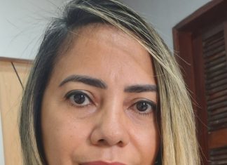 ECA completa 36 anos e reforça um compromisso que é de todos Por Marise Pinto Conselheira Tutelar – Conselho Tutelar III Litoral de Caucaia Em 13 de julho de 2026, o Estatuto da Criança e do Adolescente (ECA) completa 36 anos. Instituído pela Lei nº 8.069/1990, o Estatuto representou uma mudança histórica na forma como o Brasil passou a enxergar crianças e adolescentes: não mais como objetos de tutela, mas como sujeitos de direitos, merecedores de proteção integral e prioridade absoluta. Ao longo dessas mais de três décadas, o ECA consolidou princípios fundamentais para a garantia dos direitos da infância. Fortaleceu políticas públicas, impulsionou a criação e consolidação dos Conselhos Tutelares, estimulou a atuação integrada entre saúde, educação, assistência social, segurança pública e sistema de justiça, além de estabelecer mecanismos para o enfrentamento da negligência, da violência, da exploração sexual, do trabalho infantil e de outras formas de violação de direitos. Os avanços são inegáveis. No entanto, a realidade ainda impõe desafios que não podem ser ignorados. Casos de violência extrema contra crianças e adolescentes continuam a mobilizar o país, provocando indignação e exigindo respostas das instituições públicas. É justamente nesses momentos que se torna necessário esclarecer o papel de cada órgão da Rede de Proteção. O Conselho Tutelar exerce uma função essencial na aplicação das medidas de proteção previstas no Estatuto, sempre que toma conhecimento de situações de ameaça ou violação de direitos. Já a investigação de crimes é competência das autoridades policiais, cabendo ao Ministério Público e ao Poder Judiciário a responsabilização dos autores, conforme suas atribuições legais. Nenhuma instituição, entretanto, consegue proteger uma criança sozinha. A proteção integral prevista no ECA depende da atuação articulada entre família, escola, serviços de saúde, assistência social, segurança pública, Ministério Público, Poder Judiciário e toda a sociedade. Essa integração é o que torna possível identificar riscos, interromper ciclos de violência e garantir atendimento adequado às vítimas. Infelizmente, ainda é comum que situações de violência permaneçam ocultas por medo, omissão ou pela falsa crença de que se trata de um problema exclusivamente familiar. Em muitos casos, vizinhos, parentes, profissionais da educação ou da saúde percebem sinais de maus-tratos, mas a comunicação aos órgãos competentes ocorre apenas quando a violência já atingiu consequências irreversíveis. A proteção da infância não pode começar após uma tragédia. A denúncia responsável e realizada em tempo oportuno permite que a Rede de Proteção atue preventivamente, reduzindo riscos e preservando vidas. Mais do que um ato de cidadania, denunciar é um compromisso com a garantia dos direitos de crianças e adolescentes. Celebrar os 36 anos do ECA é reconhecer os avanços conquistados, mas também compreender que a efetividade da lei depende do comprometimento permanente de toda a sociedade. Não basta possuir uma legislação moderna e reconhecida internacionalmente; é preciso transformá-la em ações concretas, políticas públicas eficientes e uma rede de proteção fortalecida. O Estatuto da Criança e do Adolescente continua sendo um dos maiores instrumentos de defesa da infância no Brasil. Seu verdadeiro significado, porém, se concretiza quando cada cidadão, cada profissional e cada instituição assumem sua parcela de responsabilidade na proteção daqueles que ainda estão em processo de desenvolvimento. Mais do que celebrar uma data, este é um convite à reflexão. Que os 36 anos do ECA renovem nosso compromisso coletivo com a proteção da infância e da adolescência, lembrando que garantir direitos não é apenas cumprir a lei: é preservar vidas, fortalecer famílias e construir uma sociedade mais justa, segura e humana para as futuras gerações. “Os 36 anos do ECA não representam apenas a história de uma lei. Representam o compromisso permanente de toda a sociedade com a proteção da infância. Quando cada instituição cumpre seu papel e cada cidadão denuncia uma violação de direitos, o Estatuto deixa de ser apenas um texto legal e se transforma em vidas protegidas.”