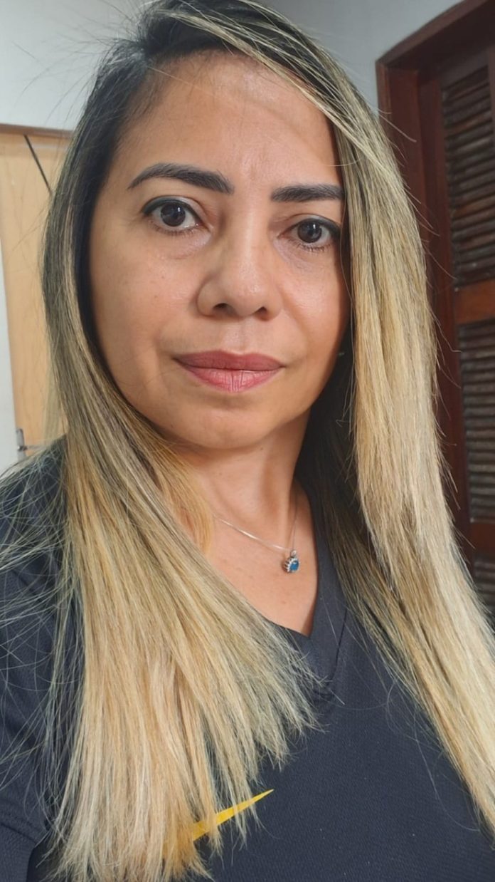 Por Marise Pinto Conselheira Tutelar – Conselho Tutelar III Litoral de Caucaia Em 13 de julho de 2026, o Estatuto da Criança e do Adolescente (ECA) completa 36 anos. Instituído pela Lei nº 8.069/1990, o Estatuto representou uma mudança histórica na forma como o Brasil passou a enxergar crianças e adolescentes: não mais como objetos de tutela, mas como sujeitos de direitos, merecedores de proteção integral e prioridade absoluta. Ao longo dessas mais de três décadas, o ECA consolidou princípios fundamentais para a garantia dos direitos da infância. Fortaleceu políticas públicas, impulsionou a criação e consolidação dos Conselhos Tutelares, estimulou a atuação integrada entre saúde, educação, assistência social, segurança pública e sistema de justiça, além de estabelecer mecanismos para o enfrentamento da negligência, da violência, da exploração sexual, do trabalho infantil e de outras formas de violação de direitos. Os avanços são inegáveis. No entanto, a realidade ainda impõe desafios que não podem ser ignorados. Casos de violência extrema contra crianças e adolescentes continuam a mobilizar o país, provocando indignação e exigindo respostas das instituições públicas. É justamente nesses momentos que se torna necessário esclarecer o papel de cada órgão da Rede de Proteção. O Conselho Tutelar exerce uma função essencial na aplicação das medidas de proteção previstas no Estatuto, sempre que toma conhecimento de situações de ameaça ou violação de direitos. Já a investigação de crimes é competência das autoridades policiais, cabendo ao Ministério Público e ao Poder Judiciário a responsabilização dos autores, conforme suas atribuições legais. Nenhuma instituição, entretanto, consegue proteger uma criança sozinha. A proteção integral prevista no ECA depende da atuação articulada entre família, escola, serviços de saúde, assistência social, segurança pública, Ministério Público, Poder Judiciário e toda a sociedade. Essa integração é o que torna possível identificar riscos, interromper ciclos de violência e garantir atendimento adequado às vítimas. Infelizmente, ainda é comum que situações de violência permaneçam ocultas por medo, omissão ou pela falsa crença de que se trata de um problema exclusivamente familiar. Em muitos casos, vizinhos, parentes, profissionais da educação ou da saúde percebem sinais de maus-tratos, mas a comunicação aos órgãos competentes ocorre apenas quando a violência já atingiu consequências irreversíveis. A proteção da infância não pode começar após uma tragédia. A denúncia responsável e realizada em tempo oportuno permite que a Rede de Proteção atue preventivamente, reduzindo riscos e preservando vidas. Mais do que um ato de cidadania, denunciar é um compromisso com a garantia dos direitos de crianças e adolescentes. Celebrar os 36 anos do ECA é reconhecer os avanços conquistados, mas também compreender que a efetividade da lei depende do comprometimento permanente de toda a sociedade. Não basta possuir uma legislação moderna e reconhecida internacionalmente; é preciso transformá-la em ações concretas, políticas públicas eficientes e uma rede de proteção fortalecida. O Estatuto da Criança e do Adolescente continua sendo um dos maiores instrumentos de defesa da infância no Brasil. Seu verdadeiro significado, porém, se concretiza quando cada cidadão, cada profissional e cada instituição assumem sua parcela de responsabilidade na proteção daqueles que ainda estão em processo de desenvolvimento. Mais do que celebrar uma data, este é um convite à reflexão. Que os 36 anos do ECA renovem nosso compromisso coletivo com a proteção da infância e da adolescência, lembrando que garantir direitos não é apenas cumprir a lei: é preservar vidas, fortalecer famílias e construir uma sociedade mais justa, segura e humana para as futuras gerações. “Os 36 anos do ECA não representam apenas a história de uma lei. Representam o compromisso permanente de toda a sociedade com a proteção da infância. Quando cada instituição cumpre seu papel e cada cidadão denuncia uma violação de direitos, o Estatuto deixa de ser apenas um texto legal e se transforma em vidas protegidas.” Por Marise Pinto Conselheira Tutelar – Conselho Tutelar III Litoral de Caucaia Em 13 de julho de 2026, o Estatuto da Criança e do Adolescente (ECA) completa 36 anos. Instituído pela Lei nº 8.069/1990, o Estatuto representou uma mudança histórica na forma como o Brasil passou a enxergar crianças e adolescentes: não mais como objetos de tutela, mas como sujeitos de direitos, merecedores de proteção integral e prioridade absoluta. Ao longo dessas mais de três décadas, o ECA consolidou princípios fundamentais para a garantia dos direitos da infância. Fortaleceu políticas públicas, impulsionou a criação e consolidação dos Conselhos Tutelares, estimulou a atuação integrada entre saúde, educação, assistência social, segurança pública e sistema de justiça, além de estabelecer mecanismos para o enfrentamento da negligência, da violência, da exploração sexual, do trabalho infantil e de outras formas de violação de direitos. Os avanços são inegáveis. No entanto, a realidade ainda impõe desafios que não podem ser ignorados. Casos de violência extrema contra crianças e adolescentes continuam a mobilizar o país, provocando indignação e exigindo respostas das instituições públicas. É justamente nesses momentos que se torna necessário esclarecer o papel de cada órgão da Rede de Proteção. O Conselho Tutelar exerce uma função essencial na aplicação das medidas de proteção previstas no Estatuto, sempre que toma conhecimento de situações de ameaça ou violação de direitos. Já a investigação de crimes é competência das autoridades policiais, cabendo ao Ministério Público e ao Poder Judiciário a responsabilização dos autores, conforme suas atribuições legais. Nenhuma instituição, entretanto, consegue proteger uma criança sozinha. A proteção integral prevista no ECA depende da atuação articulada entre família, escola, serviços de saúde, assistência social, segurança pública, Ministério Público, Poder Judiciário e toda a sociedade. Essa integração é o que torna possível identificar riscos, interromper ciclos de violência e garantir atendimento adequado às vítimas. Infelizmente, ainda é comum que situações de violência permaneçam ocultas por medo, omissão ou pela falsa crença de que se trata de um problema exclusivamente familiar. Em muitos casos, vizinhos, parentes, profissionais da educação ou da saúde percebem sinais de maus-tratos, mas a comunicação aos órgãos competentes ocorre apenas quando a violência já atingiu consequências irreversíveis. A proteção da infância não pode começar após uma tragédia. A denúncia responsável e realizada em tempo oportuno permite que a Rede de Proteção atue preventivamente, reduzindo riscos e preservando vidas. Mais do que um ato de cidadania, denunciar é um compromisso com a garantia dos direitos de crianças e adolescentes. Celebrar os 36 anos do ECA é reconhecer os avanços conquistados, mas também compreender que a efetividade da lei depende do comprometimento permanente de toda a sociedade. Não basta possuir uma legislação moderna e reconhecida internacionalmente; é preciso transformá-la em ações concretas, políticas públicas eficientes e uma rede de proteção fortalecida. O Estatuto da Criança e do Adolescente continua sendo um dos maiores instrumentos de defesa da infância no Brasil. Seu verdadeiro significado, porém, se concretiza quando cada cidadão, cada profissional e cada instituição assumem sua parcela de responsabilidade na proteção daqueles que ainda estão em processo de desenvolvimento. Mais do que celebrar uma data, este é um convite à reflexão. Que os 36 anos do ECA renovem nosso compromisso coletivo com a proteção da infância e da adolescência, lembrando que garantir direitos não é apenas cumprir a lei: é preservar vidas, fortalecer famílias e construir uma sociedade mais justa, segura e humana para as futuras gerações. “Os 36 anos do ECA não representam apenas a história de uma lei. Representam o compromisso permanente de toda a sociedade com a proteção da infância. Quando cada instituição cumpre seu papel e cada cidadão denuncia uma violação de direitos, o Estatuto deixa de ser apenas um texto legal e se transforma em vidas protegidas.”