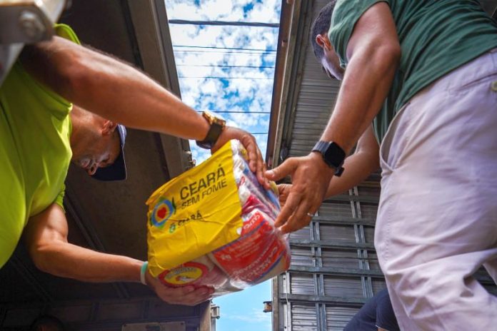 Governo do Ceará entrega 50 toneladas de alimentos a entidades do programa Ceará Sem Fome