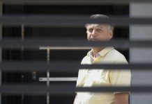 Alexandre de Moraes mantém Bolsonaro em prisão domiciliar e determina apreensão de armas Alexandre de Moraes mantém Bolsonaro em prisão domiciliar e determina apreensão de armas