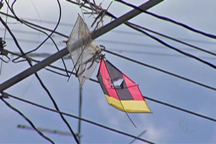 Pipa presa em rede de alta tensão provocou apagão em bairros de Fortaleza e Caucaia, informa Enel