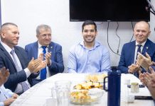 Flávio Bolsonaro lança pré-candidatura de Alcides Fernandes, pai de André Fernandes, ao Senado em Fortaleza Flávio Bolsonaro lança pré-candidatura de Alcides Fernandes, pai de André Fernandes, ao Senado em Fortaleza