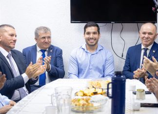 Flávio Bolsonaro lança pré-candidatura de Alcides Fernandes, pai de André Fernandes, ao Senado em Fortaleza Flávio Bolsonaro lança pré-candidatura de Alcides Fernandes, pai de André Fernandes, ao Senado em Fortaleza