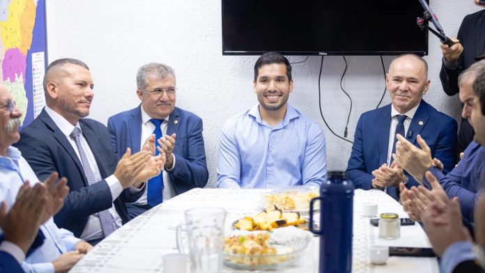 Flávio Bolsonaro lança pré-candidatura de Alcides Fernandes, pai de André Fernandes, ao Senado em Fortaleza
