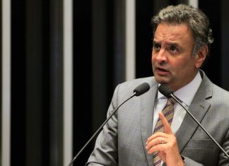 Aécio Neves desiste de disputar a Presidência e defende neutralidade do PSDB no primeiro turno Aécio Neves desiste de disputar a Presidência e defende neutralidade do PSDB no primeiro turno