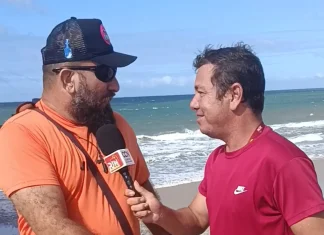 Domingou em plena terça-feira: embarcação encalhada vira atração no Icaraí, em Caucaia Domingou em plena terça-feira: embarcação encalhada vira atração no Icaraí, em Caucaia