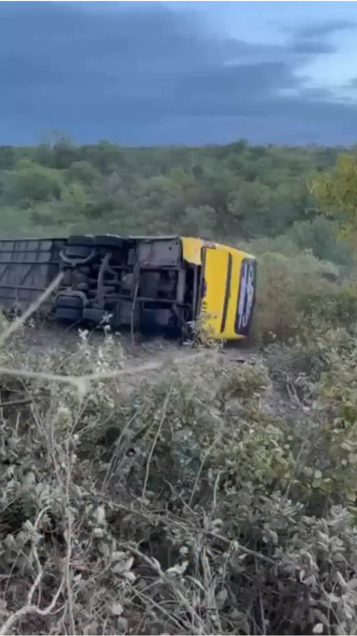 Ônibus com romeiros tomba em Canindé; duas pessoas morrem e dezenas ficam feridas