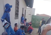 Funcionários da limpeza urbana paralisam atividades em Caucaia por atraso salarial Caucaia voltou a registrar uma paralisação de funcionários da limpeza urbana na manhã desta segunda-feira (6). A mobilização ocorreu na entrada da empresa Aurora Ambiental, recém-contratada pela Prefeitura de Caucaia. Os trabalhadores cruzaram os braços e alegaram atraso no pagamento dos salários e na entrega de cestas básicas. A paralisação afeta o serviço de limpeza urbana no município e ocorre em meio a reclamações da categoria sobre as condições de trabalho e regularização dos repasses. Até o momento, não houve posicionamento oficial da empresa nem da Prefeitura de Caucaia sobre a situação.