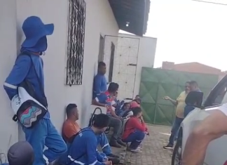 Funcionários da limpeza urbana paralisam atividades em Caucaia por atraso salarial Caucaia voltou a registrar uma paralisação de funcionários da limpeza urbana na manhã desta segunda-feira (6). A mobilização ocorreu na entrada da empresa Aurora Ambiental, recém-contratada pela Prefeitura de Caucaia. Os trabalhadores cruzaram os braços e alegaram atraso no pagamento dos salários e na entrega de cestas básicas. A paralisação afeta o serviço de limpeza urbana no município e ocorre em meio a reclamações da categoria sobre as condições de trabalho e regularização dos repasses. Até o momento, não houve posicionamento oficial da empresa nem da Prefeitura de Caucaia sobre a situação.
